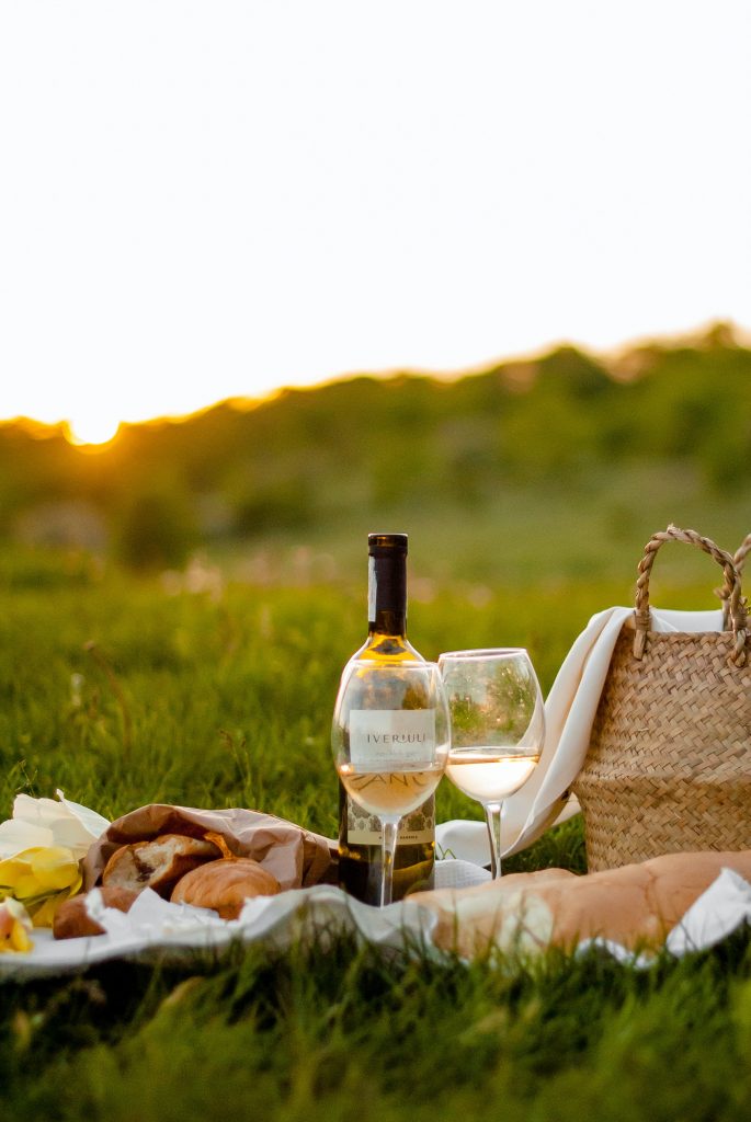 One of the most simple all date ideas is having a picnic