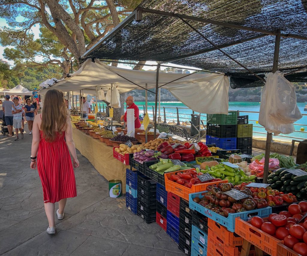 Visit the local markets in Quepos